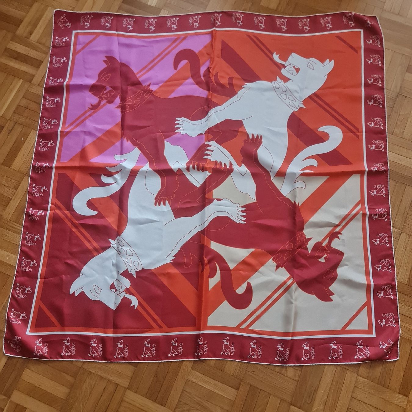 Fabric Frontline Foulard & Sciarpe: Fabric Frontline Seidefoulard. – Usato da Zürich venduto da Olala_