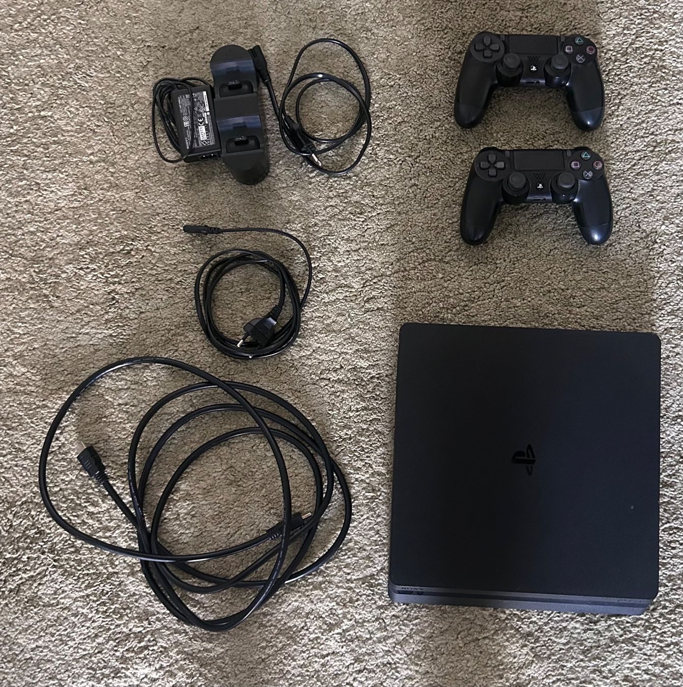Sony Konsolen: Sony PS4 Slim 1 TB inkl. 2 Controller & Ladestation – Gebraucht aus Schaffhausen von luc_gtg7