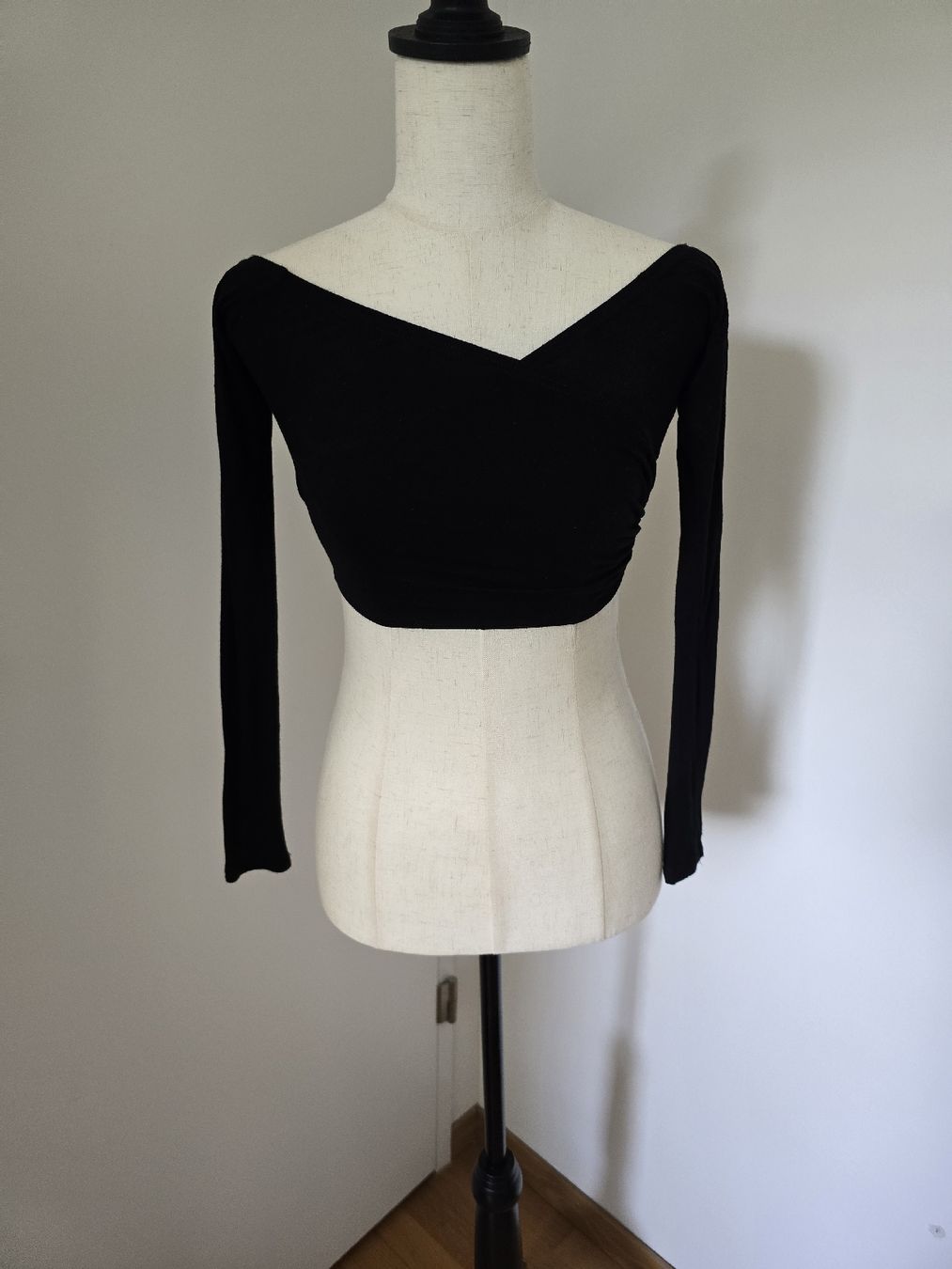 Top: PrettyLittleThing Off Shoulder Crop Top Gr. S  – Usato da Tecknau venduto da Leni_SecondLove