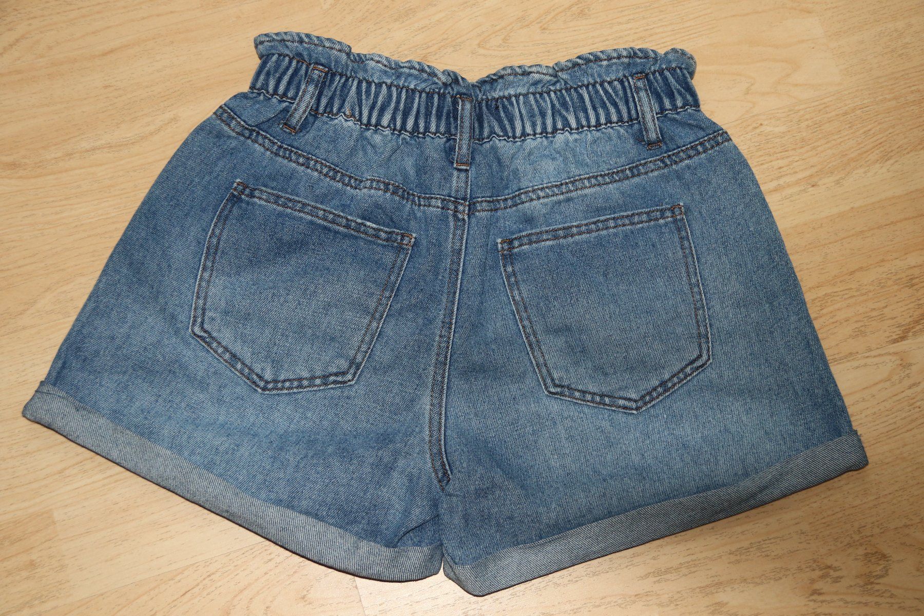 Pantaloni: Mega coole Jeansshorts Gr.36 NEU – Nuovo (secondo la descrizione) da Oberwil-Lieli venduto da Svetlana28 4