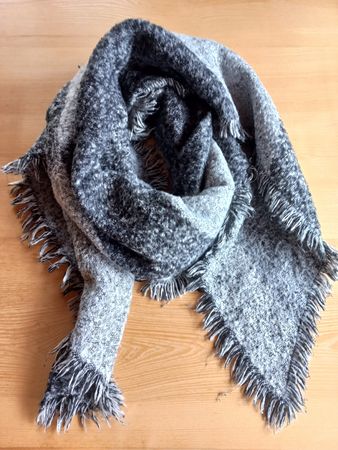Kuscheliger Fransenschal, schwarz/grau, ideal für den Winter