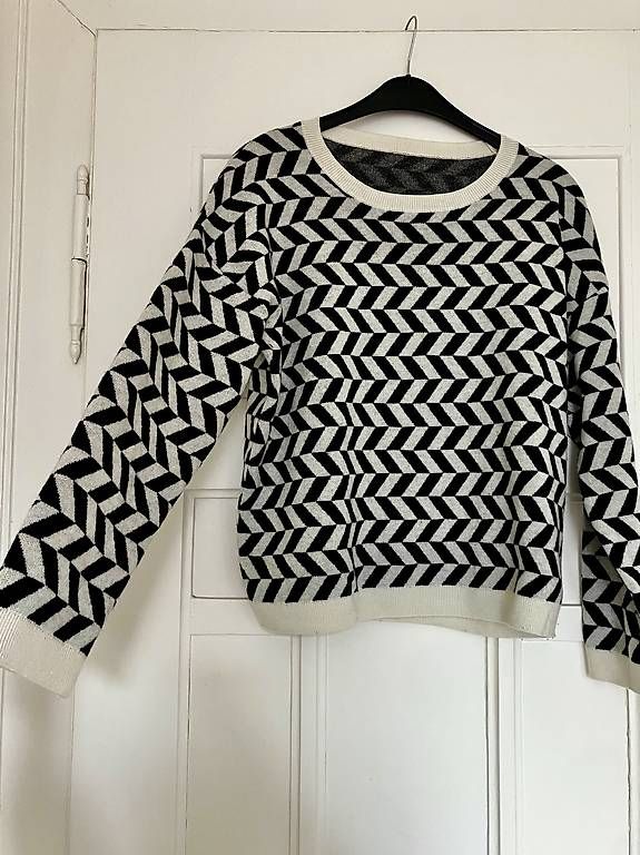 Pullover & Sweatshirts: neuwertiger schwarz-weisser Pullover S/M – Gebraucht aus Zürich von eis_yx9q 1