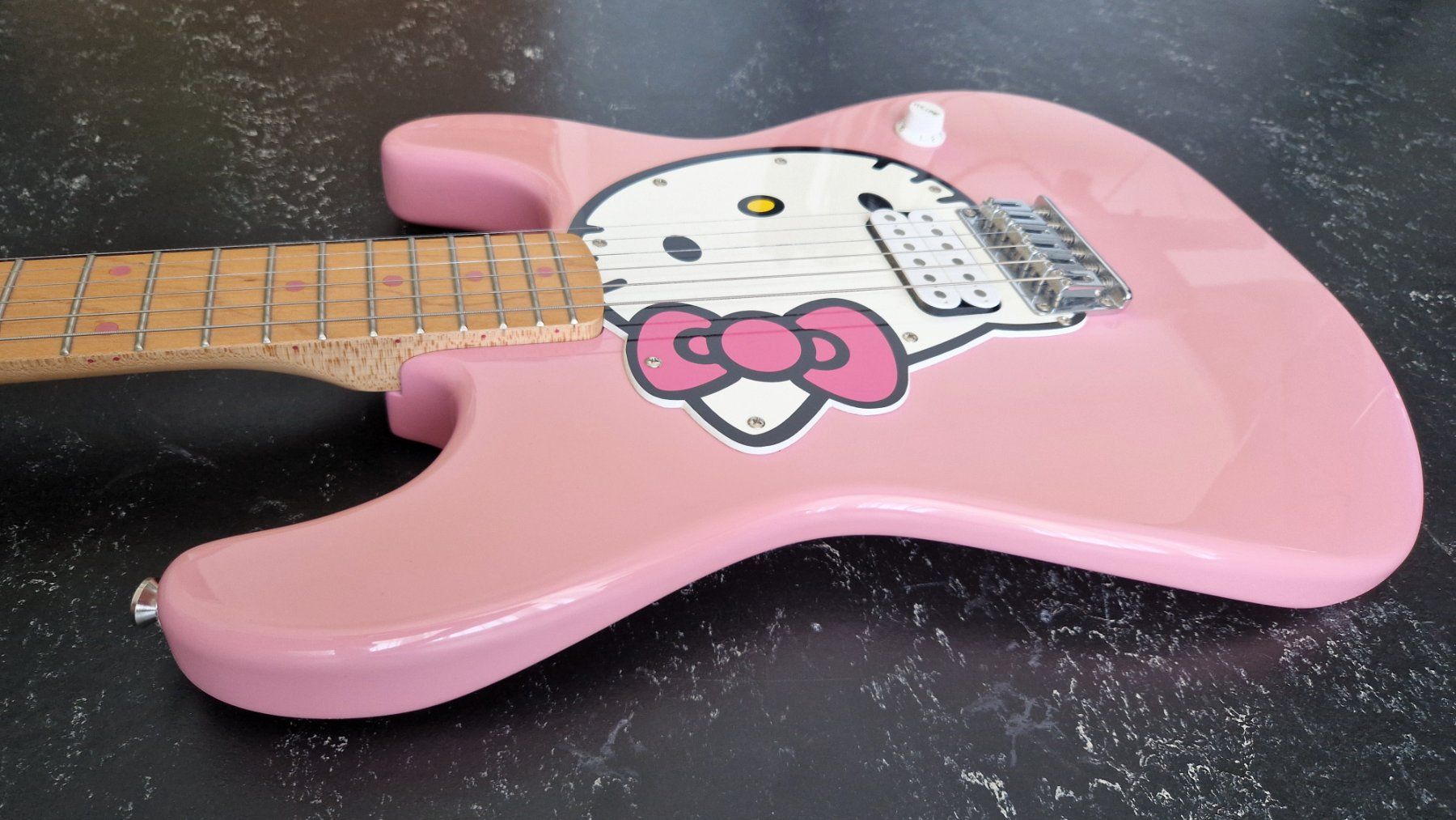 Squier Musikinstrumente: Squier Hello Kitty Stratocaster (1. Generation) – Gebraucht aus Olten von gopm 2