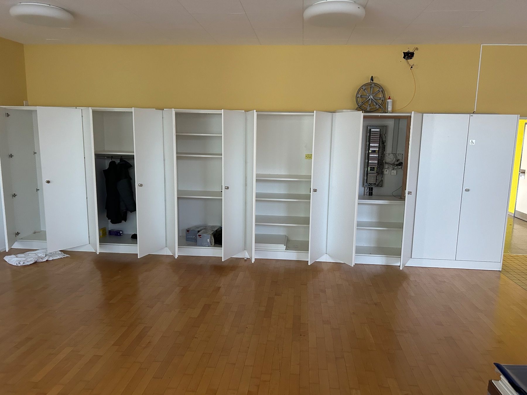 Armoires: Schrank 5 jährig – D'occasion à Stans par Benzen 3