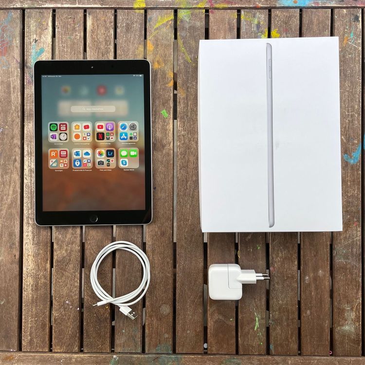 Apple 9.7-inch iPad Wi-Fi + Cellular - 5ème génération
