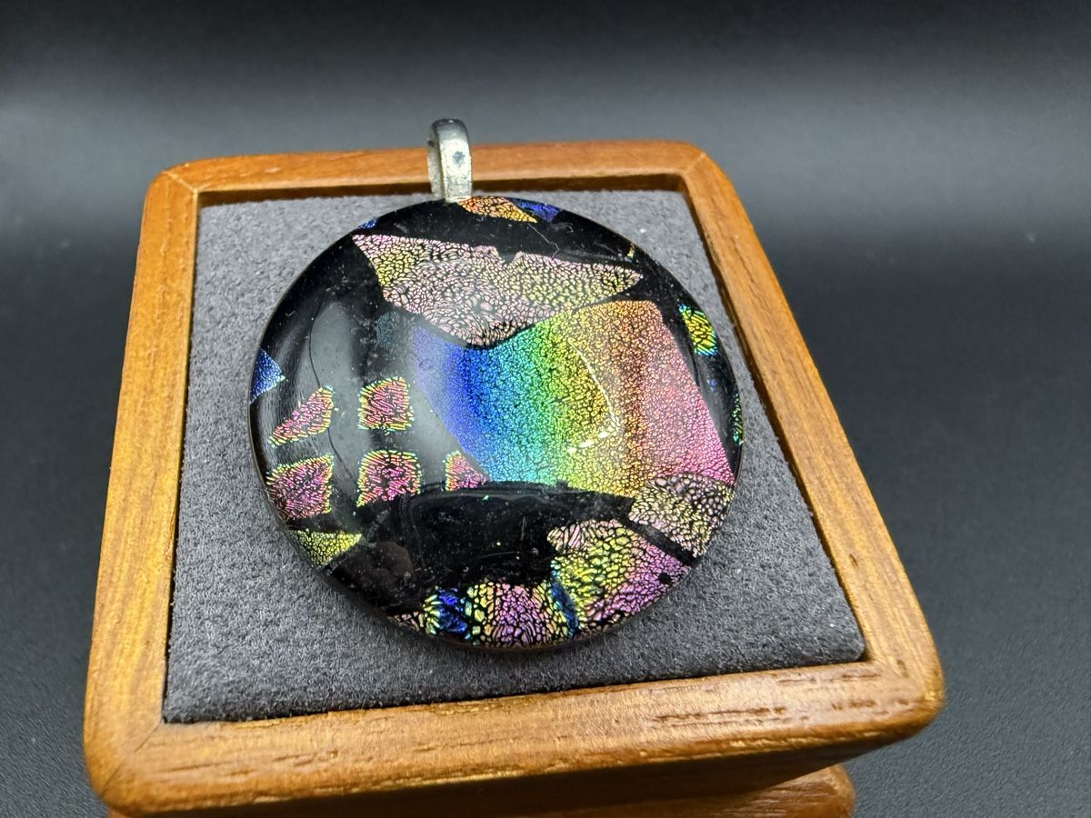 Ciondoli: Glasanhänger mit Regenbogenreflexen – Usato da Lamone venduto da LaCantinaMagica