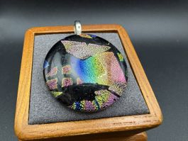 Glasanhänger mit Regenbogenreflexen
