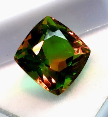 Minerali & Pietre curative: Cushion Cut Multi Color Changing 9.45 Ct – Nuovo e nell'imballaggio originale da Genève venduto da AWWA