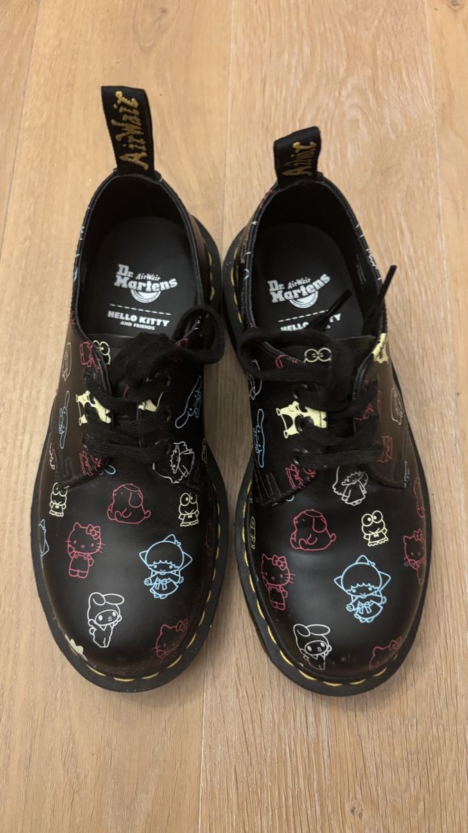 Dr. Martens Scarpe da donna: Hello Kitty/Sanrio Dr. Martens – Nuovo (secondo la descrizione) da Bolligen venduto da Galileen