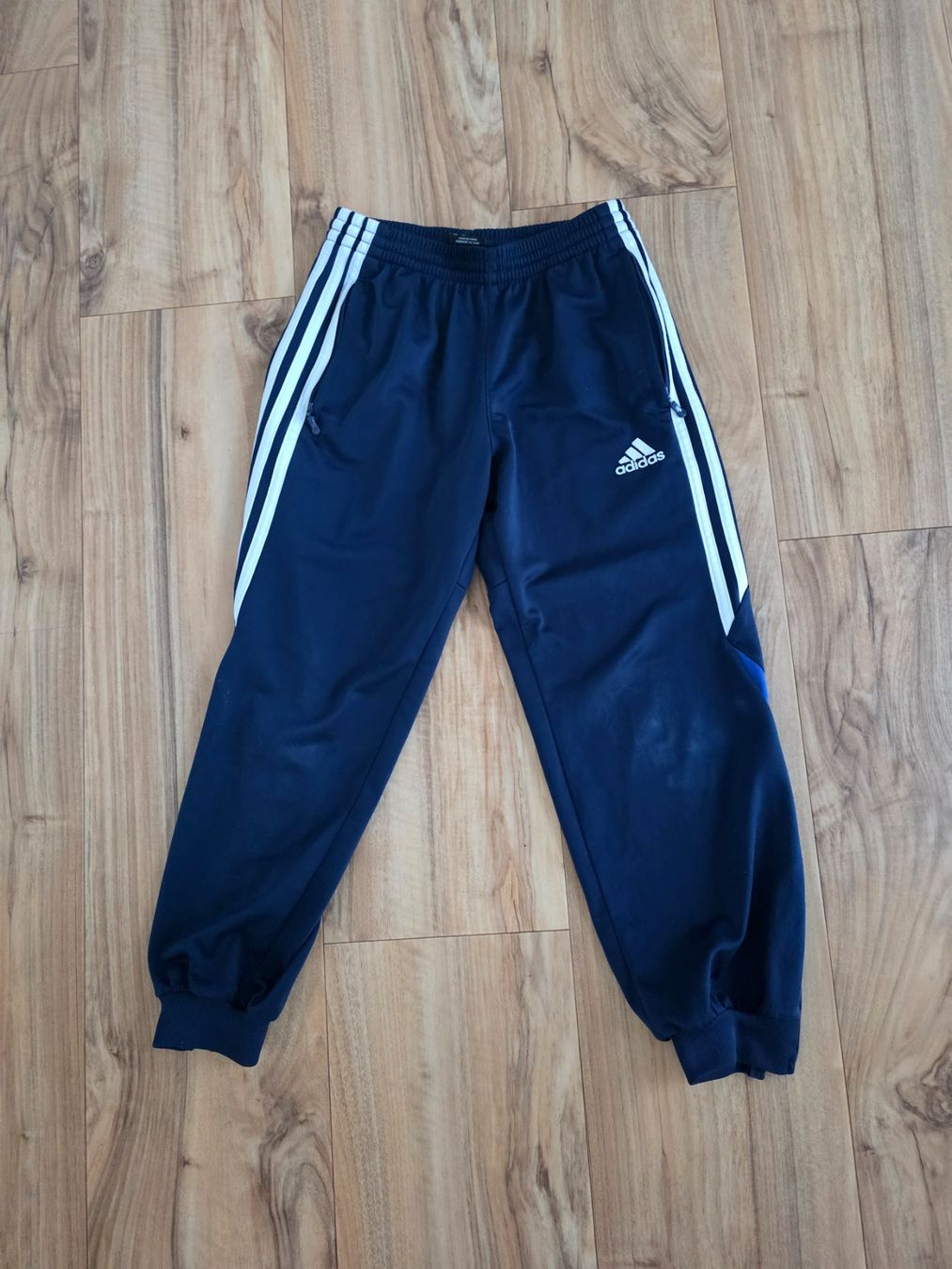 Adidas Scarpe, pantaloni & magliette da ginnastica: Trainerhose Adidas blau Gr 128 – Usato da Gunzwil venduto da siijaa
