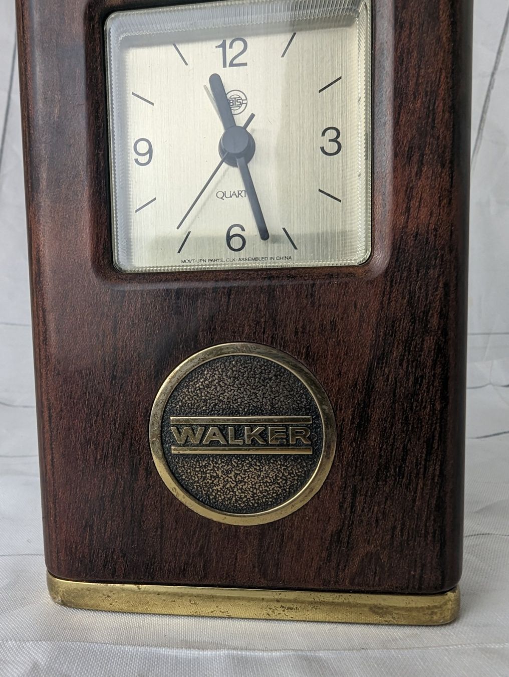 Pendules & Horloges murales: Alte Werbeuhr Walker aus Holz mit Wecker – D'occasion à Baden par swiss-alps