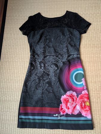 Florales Desigual Kleid mit Blumenmuster, Grösse 38