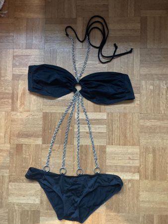 Spezieller Badeanzug/ Bikini mit Ketten