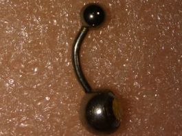 bauchnabel piercing,,mit gefärbt zerkonia