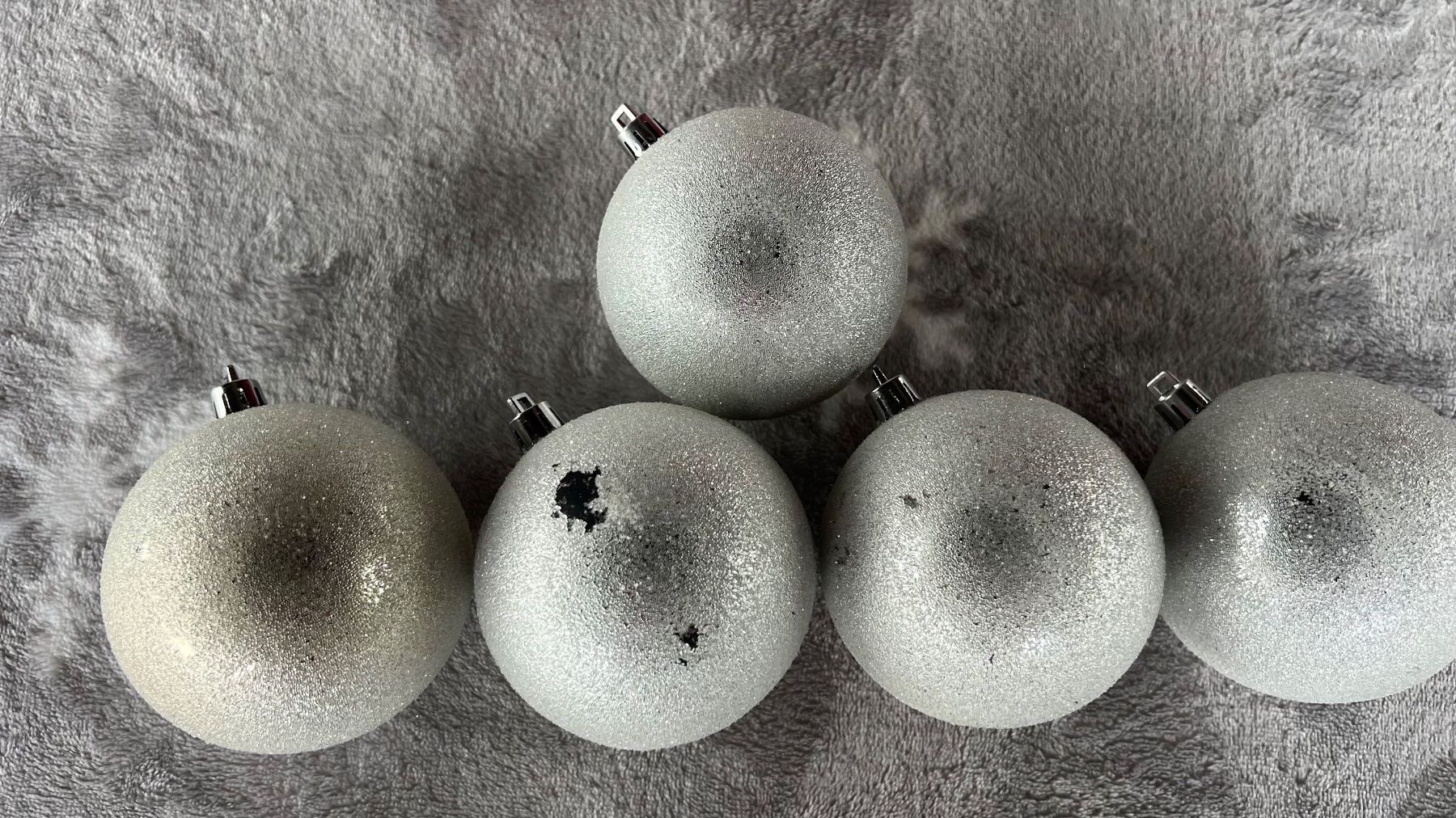Toutes les décorations: 5er Set Christbaumkugeln, Silber glitzer matt – D'occasion à Schübelbach par Dolly990_2 1