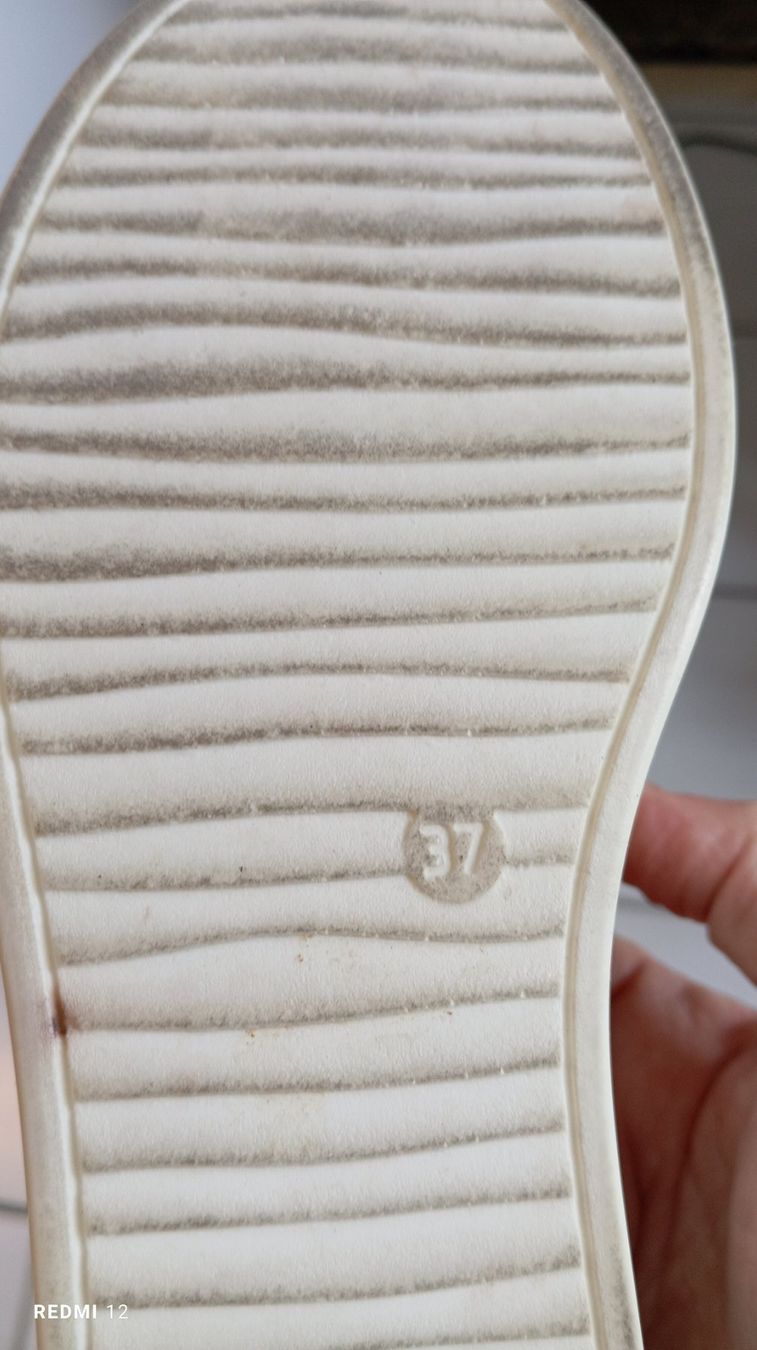 Scarpe da donna: Beige Schuhe – Usato da Brione Verzasca venduto da pulci22 3
