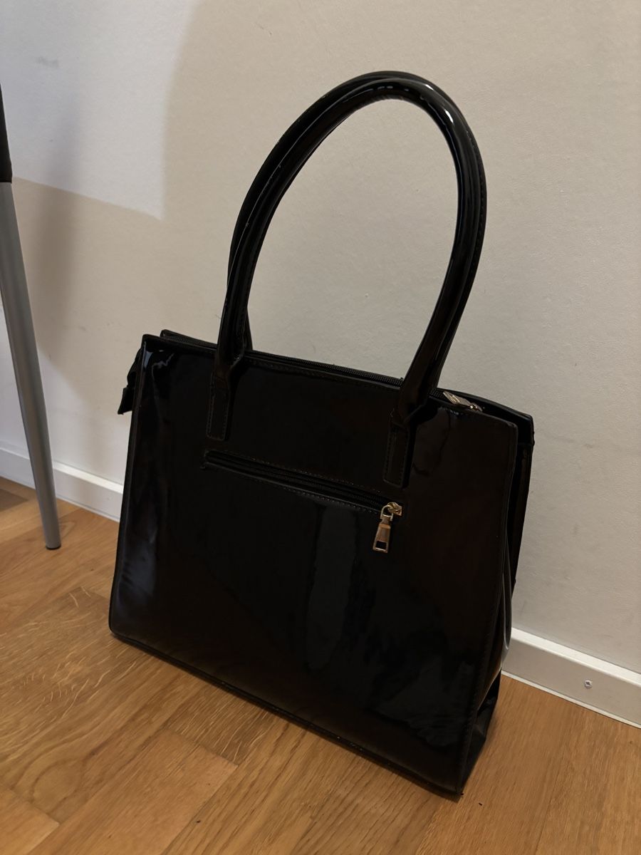 Taschen für Damen: Schwarze Lackhandtasche, Businesstasche, Shopper – Gebraucht aus Basel von ukhtyy 1