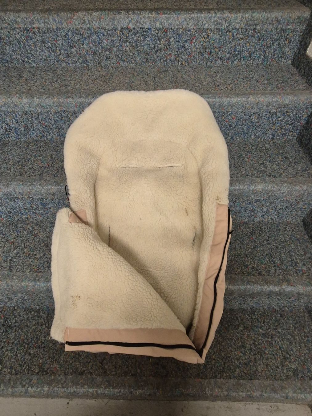 Sacchi a pelo: Wärmender und extra weicher Fusssack Lammfell – Usato da Muri b. Bern venduto da MilaE 3
