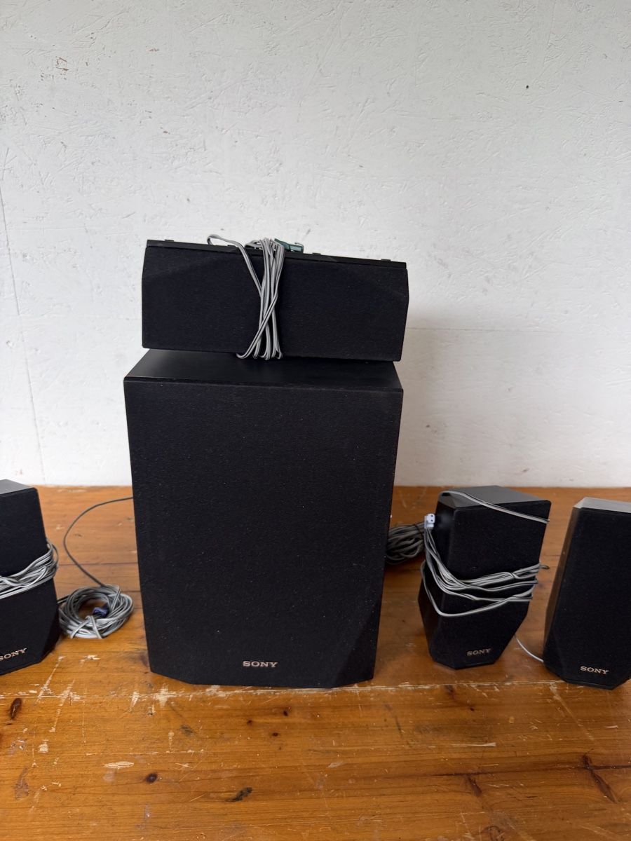Sony Home Cinema: Sony 5.1 Lautsprecher-Set mit Subwoofer – Usato da Gurmels venduto da SwissShop21 2