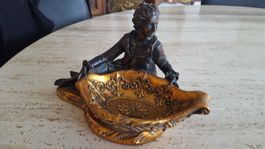 Schale mit Figur