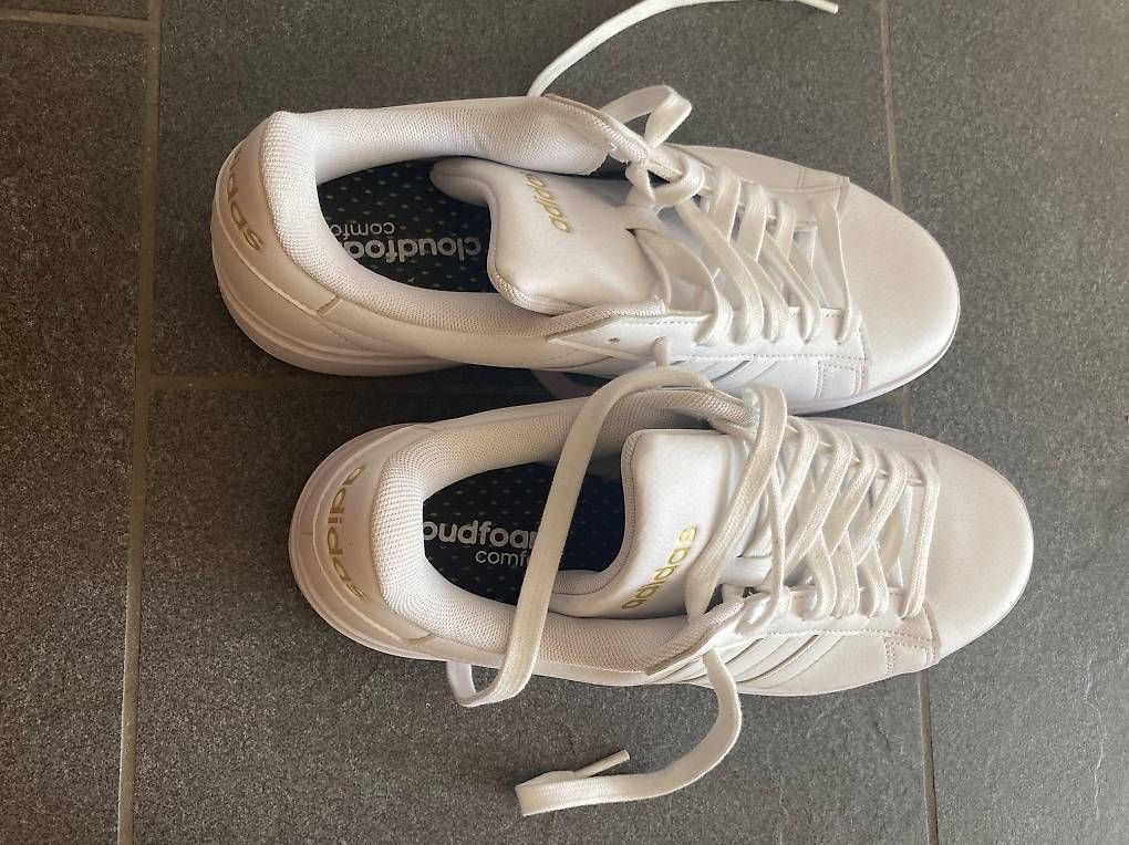 Adidas Damenschuhe: fabrikneue Adidas Turnschuhe, cloudfoam, Gr. 40.5 – Gebraucht aus Otelfingen von pat_8jmb 1