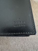 Portacarte Gucci in pelle nera con chiusura a bottone