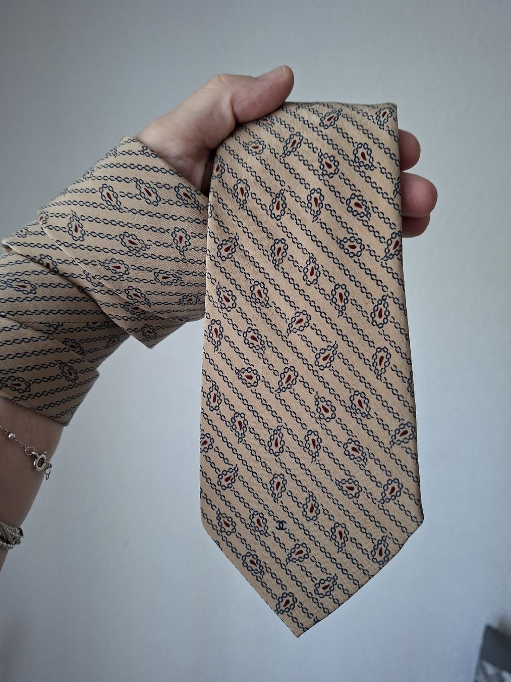 Chanel Cravatte: Chanel Krawatte Seide beige Paisley – Usato da Remetschwil venduto da littleredboots 4
