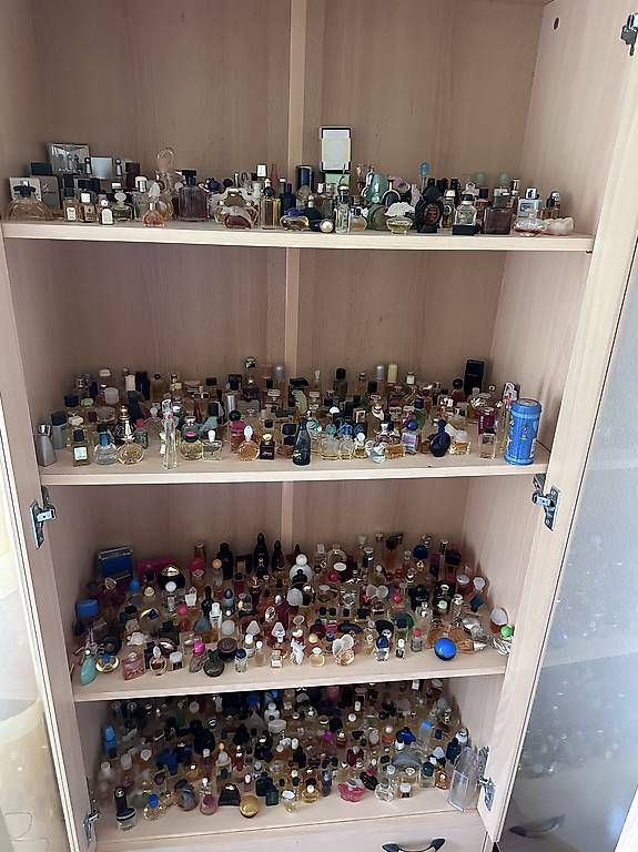 Profumi & Eau de Toilette: 650 Parfüm Miniaturen Sammlung – Usato da Muttenz venduto da s_onja