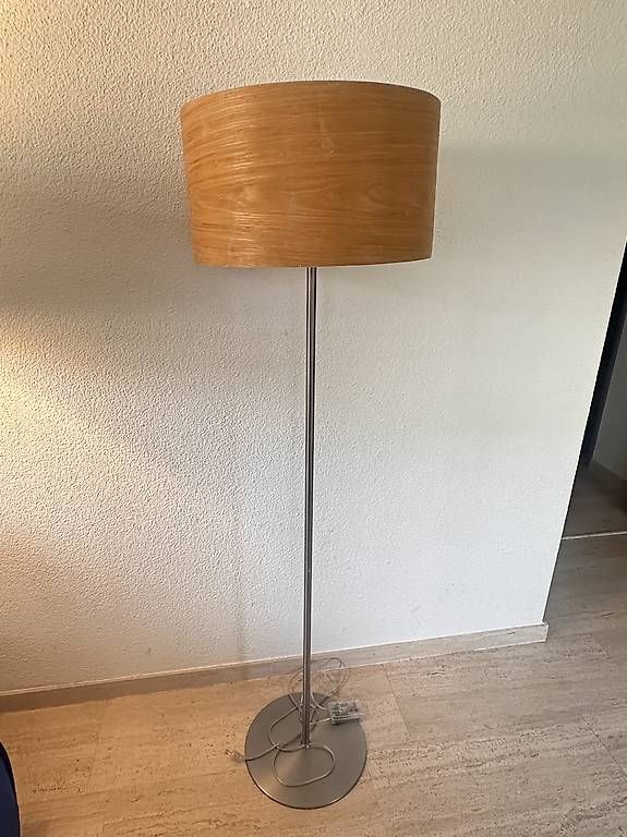 Lampes: Stehleuchte,  Metallfuss gebraucht – D'occasion à Küssnacht am Rigi par mis_skz5