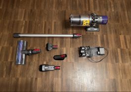 Dyson V10 Absolute Akku Staubsauger inkl. Zubehör 