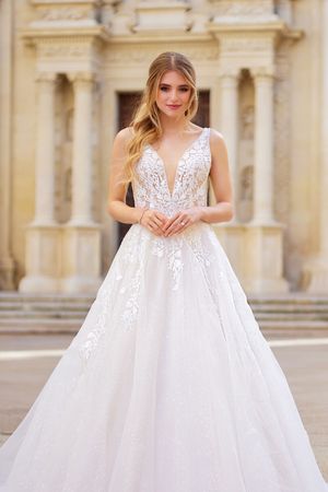 Hochzeitskleid Gr. 36-38, einmal getragen mit Zubehör.