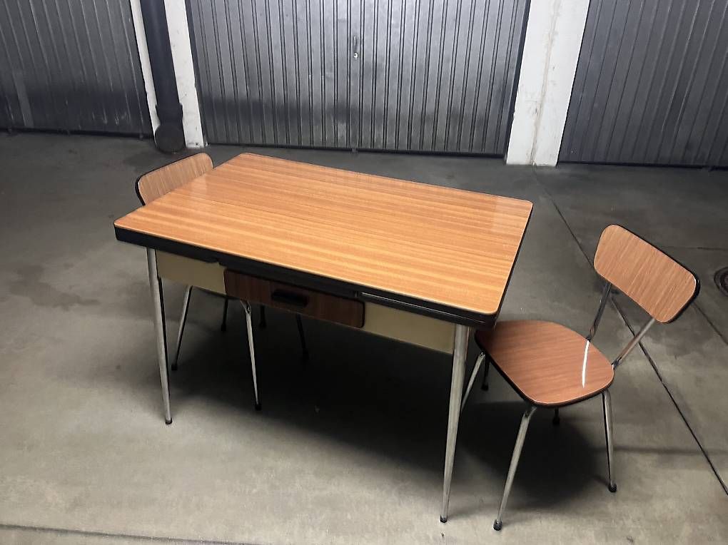 Set di tavolo e panche: Table vintage extensible en Formica + 2 chaises – Usato da Lausanne venduto da Ariel_Zimann
