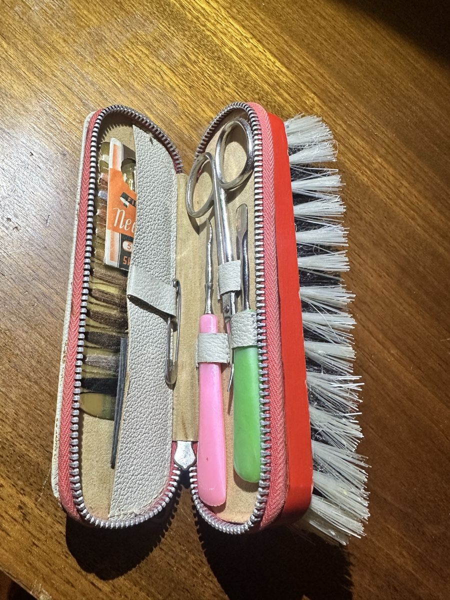 Autres pour bricolage & couture: Trousse de manucure vintage avec brosse rouge – Neuf (Voir description) à St-Maurice par Gigione01 2
