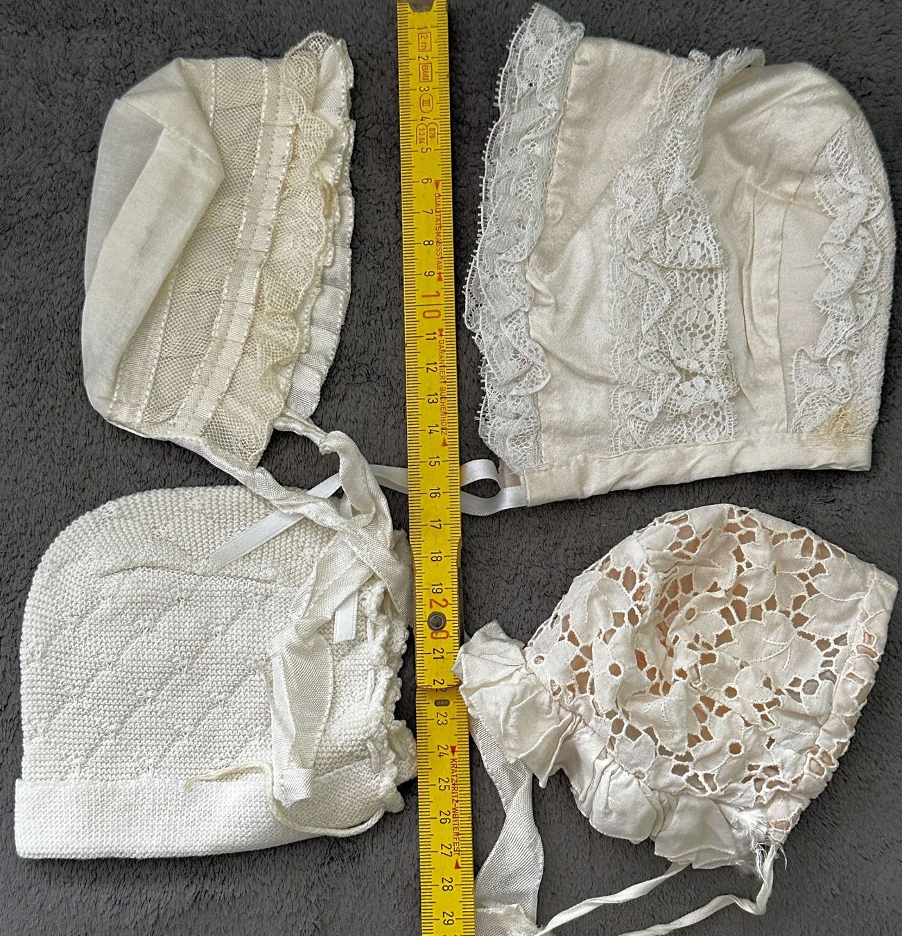Bambole: Puppenkleider Hauben 4 Teile – Usato da Basel venduto da Bingis