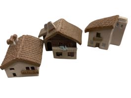 3 Miniatur-Keramikhäuser - ca. 3 cm hoch - aus getöntem Ton
