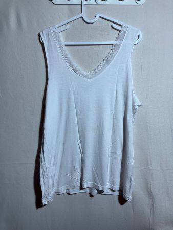 Weisses Top, Basic von Chicoree Gr. XL mit Spitzenrand