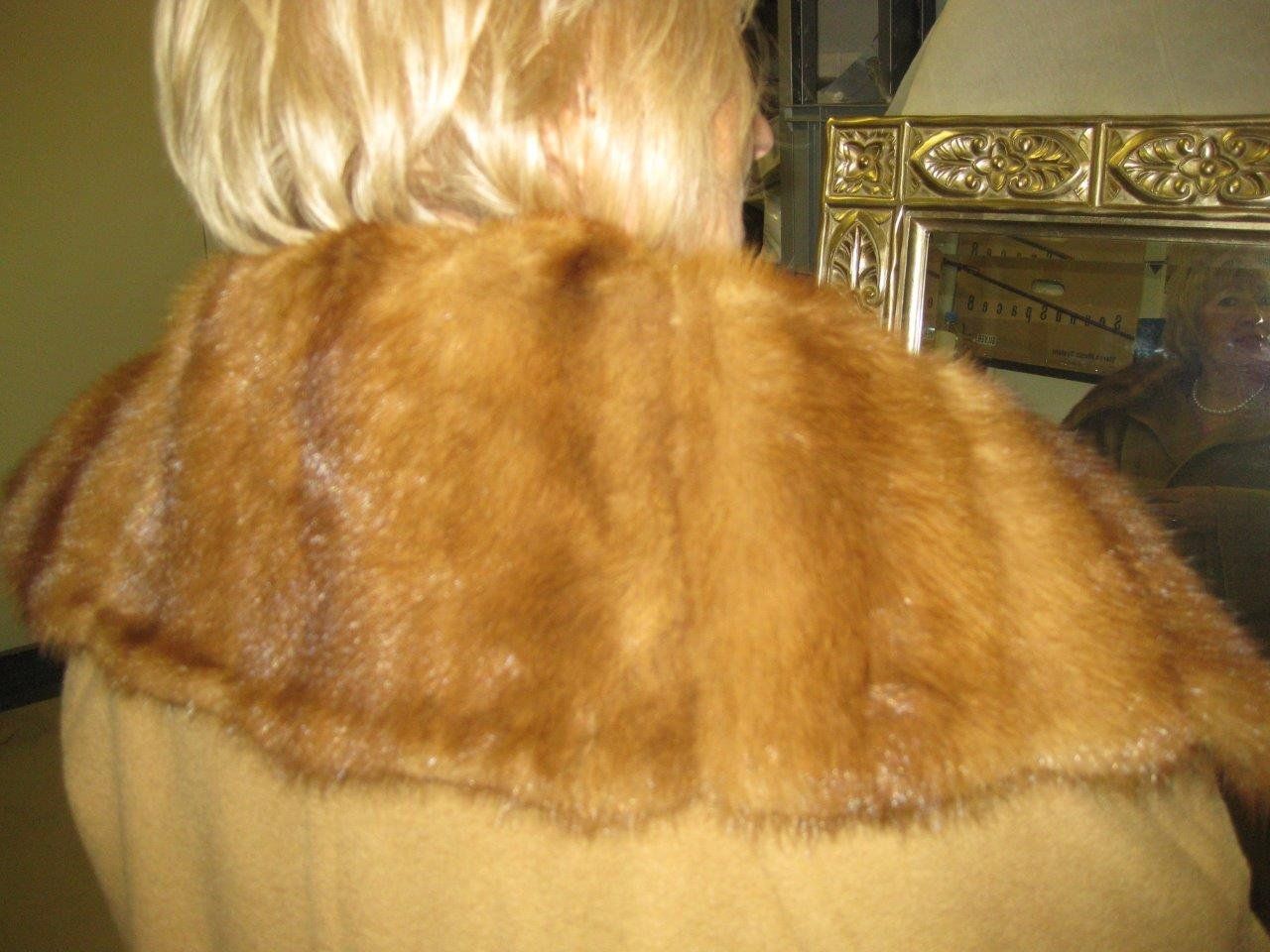 Cappotti: Kamelhaarmantel beige, weit, lang. Wildnerzfutter/-kragen – Usato da Zürich venduto da Florence2012 3