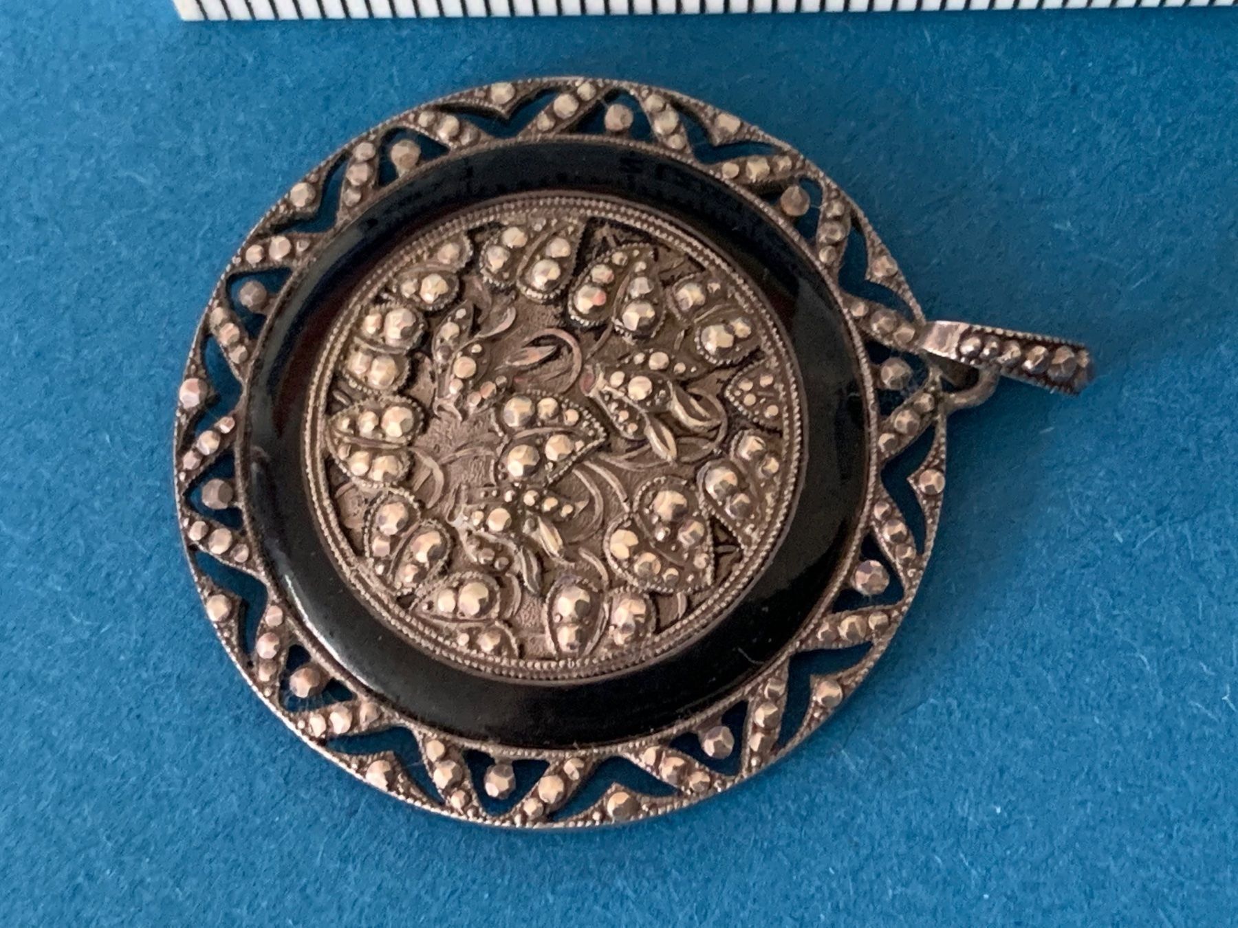 Piatti di portata: Amulett  Pyrit/Katzengold (silber 935) – Usato da Laufen venduto da belleskulptur 4