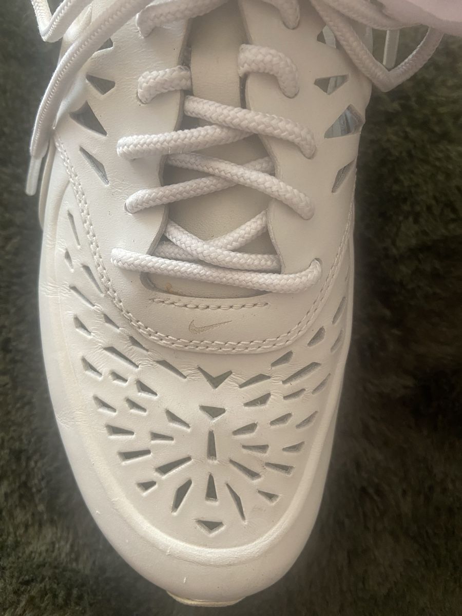 Nike Damenschuhe: Nike Sneaker, Grösse 38.5, hellgrau, perforiertes Design – Gebraucht aus Lohn SH von Winter03 2