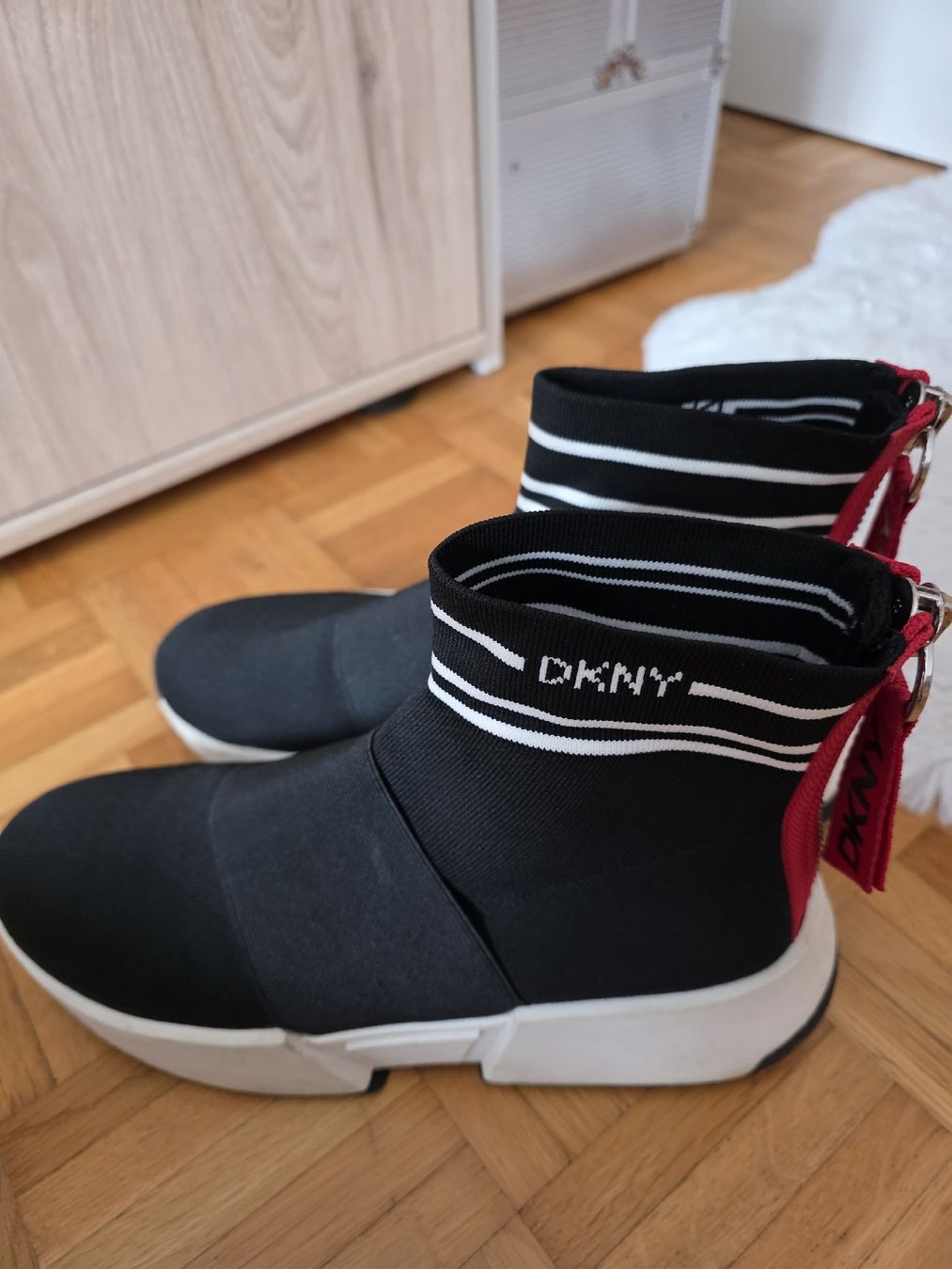 DKNY Damenschuhe: DKNY Sneakers, Schwarz/Rot, Gr. 39 – Neu (gemäss Beschreibung) aus St Gallen von vir_5kgt