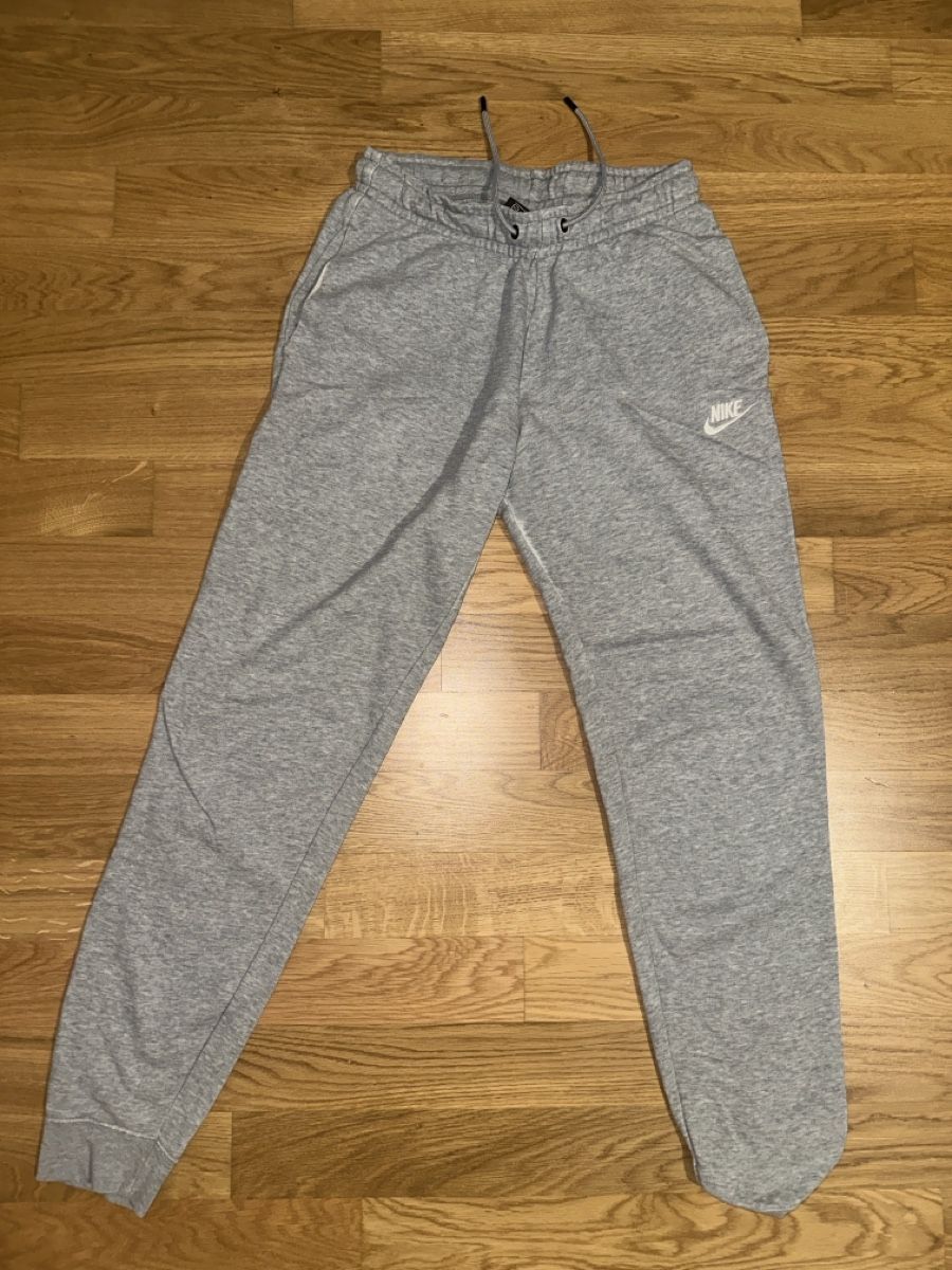 Nike Pantaloni: Nike Sportswear Jogginghose – Usato da Dübendorf venduto da SpyridoulaT