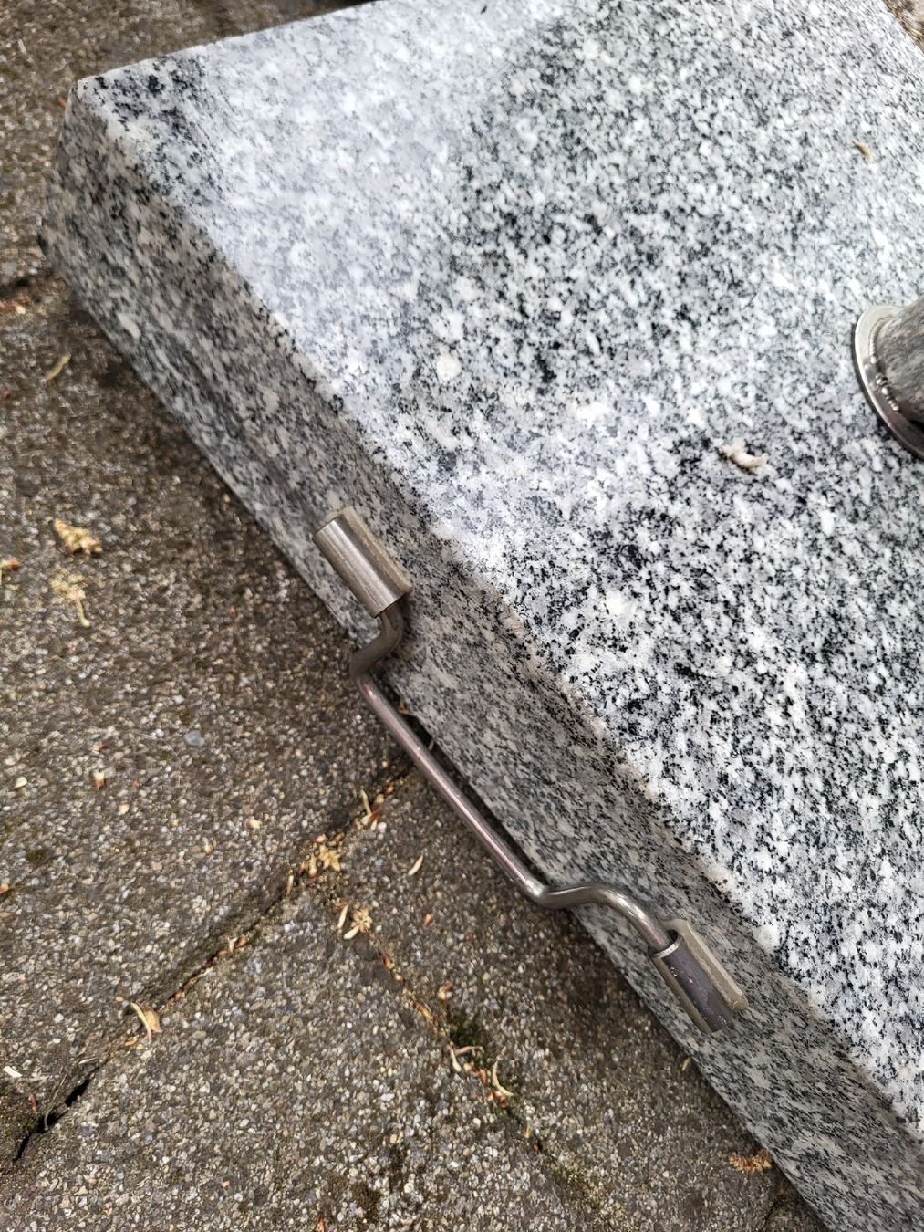 Altro: Sonnenschirmstaender aus Granit mit Rollen, 33 kg – Usato da Winterthur venduto da GAM90 1