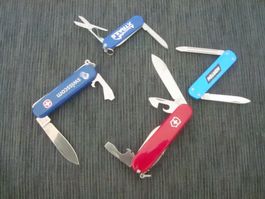 4 Taschenmesser  - 2 Victorinox - 1 Wenger - 1 Namenlos