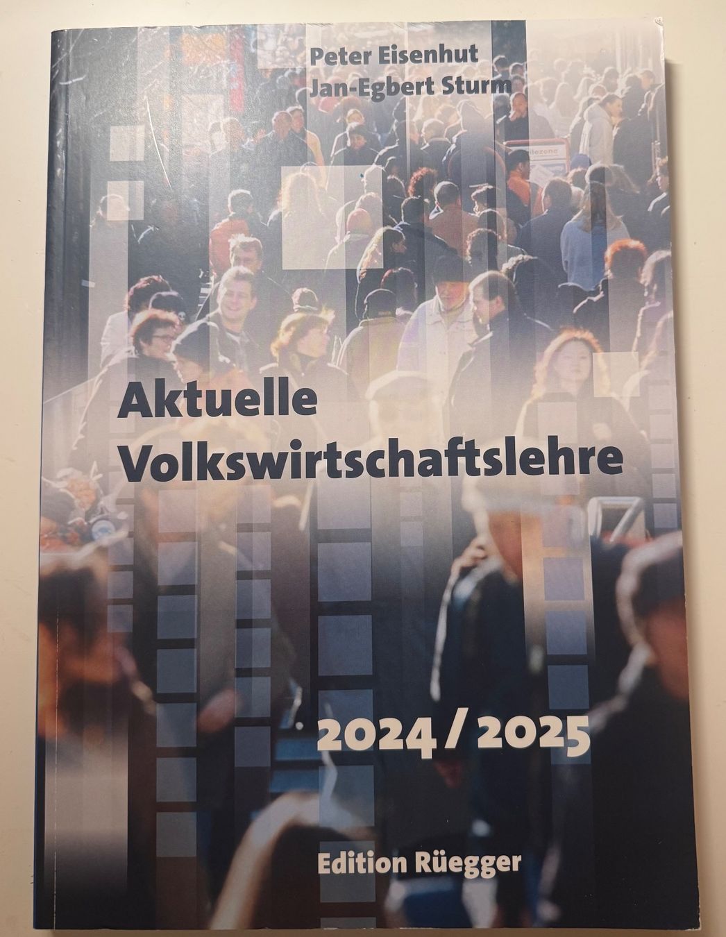 Libri: Aktuelle Volkswirtschaftslehre 2024/2025 – Usato da Wängi venduto da Samira.mht