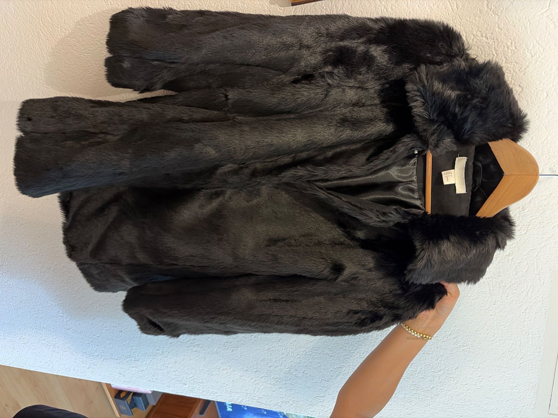 H&M Mäntel: Felljacke – Neu (gemäss Beschreibung) aus Männedorf von Emirseada