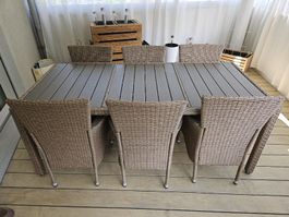 Gepflegte Gartengarnitur aus Rattan mit Tisch und 8 Stühlen