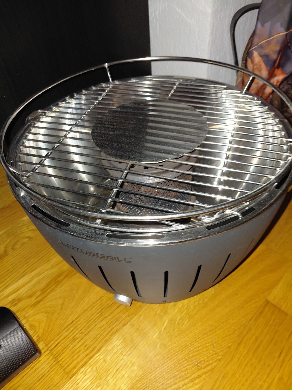 Grills: Kleiner Lotus grill mit gebrauchsspuren – Gebraucht aus Thun von bbs_hrz8 1