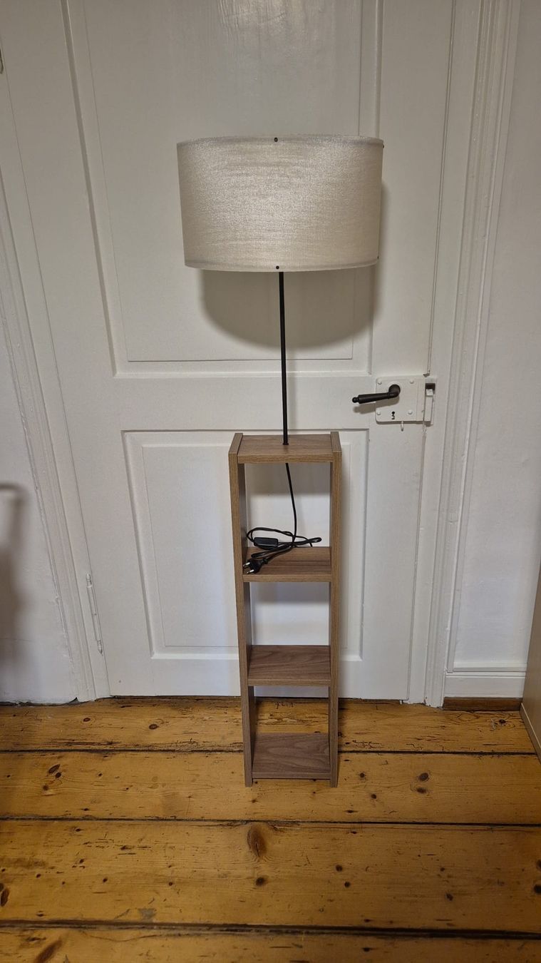 Lampade: Stehlampe mit Regal Holz neuwertig  – Nuovo (secondo la descrizione) da Zürich venduto da L_a_u_r_a 1