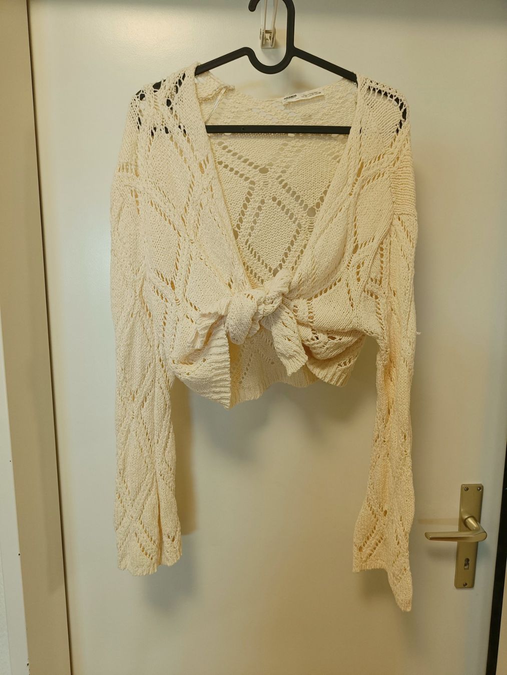 Pull&Bear Jacken: Pull&Bear Strickjäckchen Creme Gr. M | Cozy Chic – Gebraucht aus Zürich von Atelier.Second