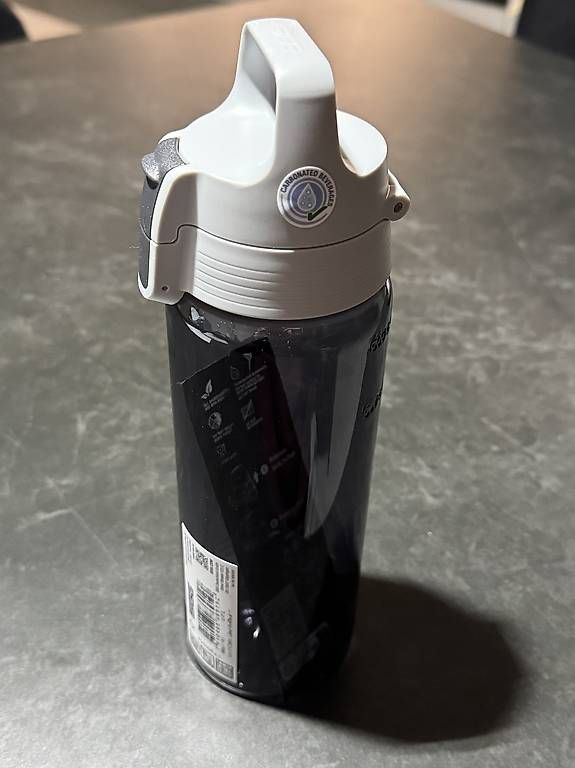 Sigg Trinkflaschen & Thermosflaschen: NEU - SIGG Trinkflasche Total Color One 0.6L Anthrazit – Gebraucht aus Neuhausen von francesco1993 2